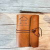 Carnet de voyage fermé, couverture cuir marron vue de face