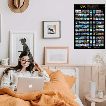 poster à gratter mis au mur intérieur