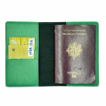 Protector de pasaporte verde